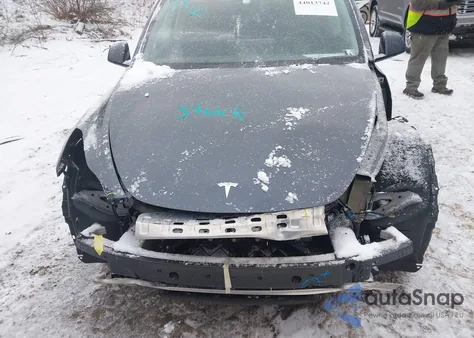 2022 Tesla Model Y Long Range Dual Motor All-Wheel Drive z USA, uszkodzony, nr VIN 7SAYGDEE0NF382309